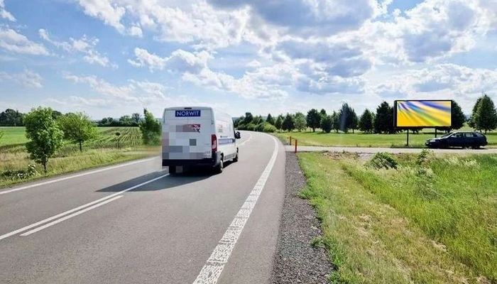 825916